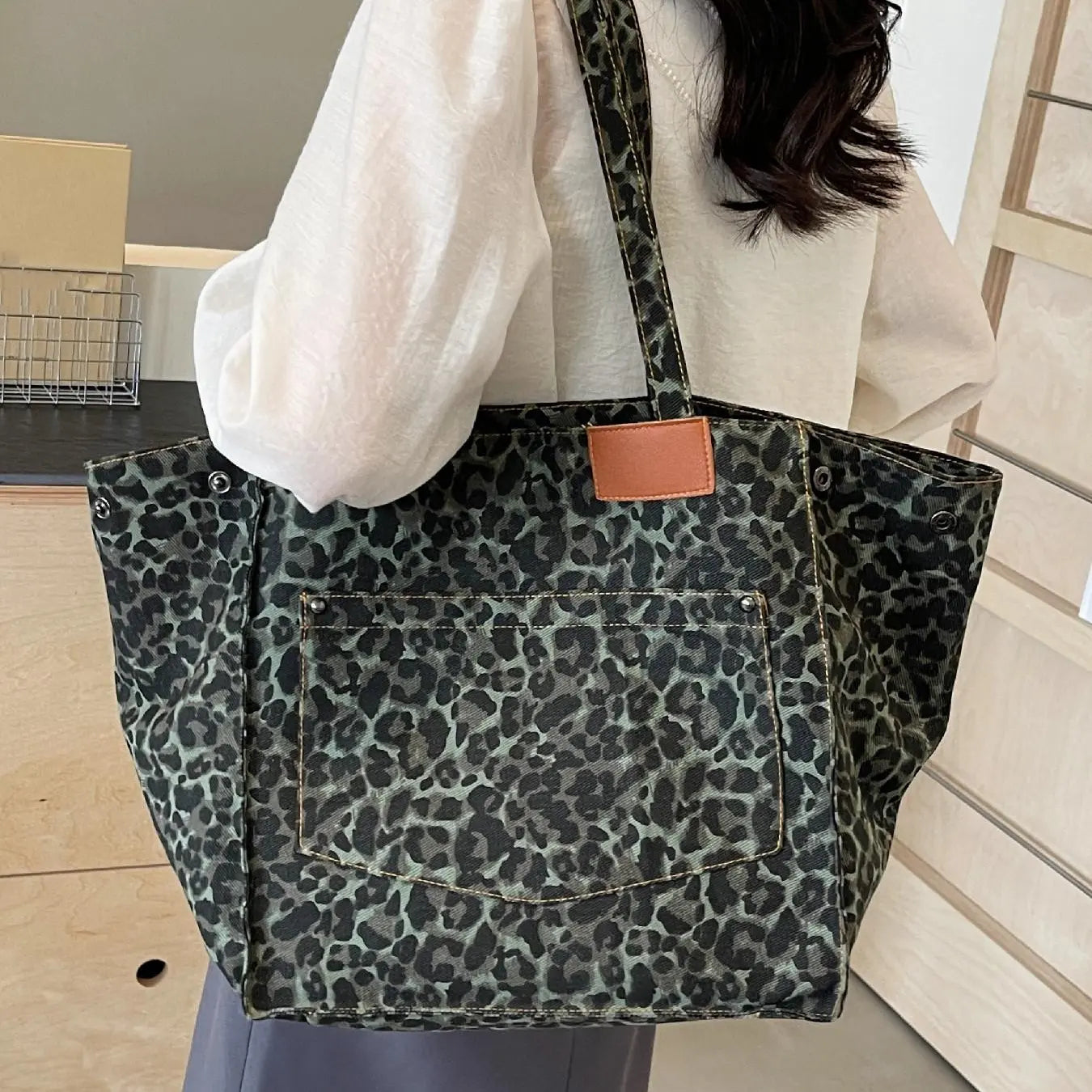 Summer 2024 Women'S Fashion Leopard Pattern Canvas Everyday Tote Bag, Summer Large Capacity Shoulder Bag for Daily Used, Casual Trendy Versatile High-Quality Daily Commuting Bag